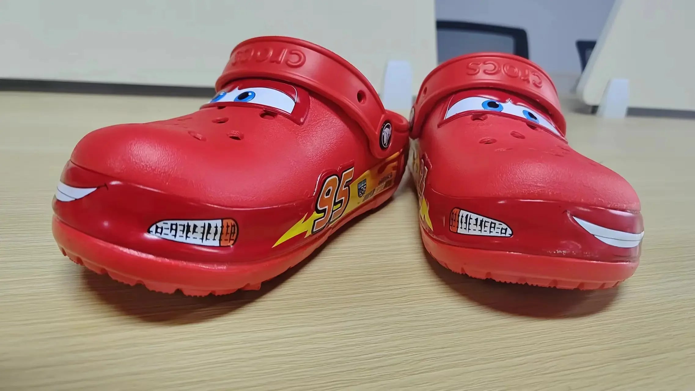 🚗 Ciabattine Sandali Impermeabili Cars – Con Luci LED di Saetta McQueen! ⚡👟