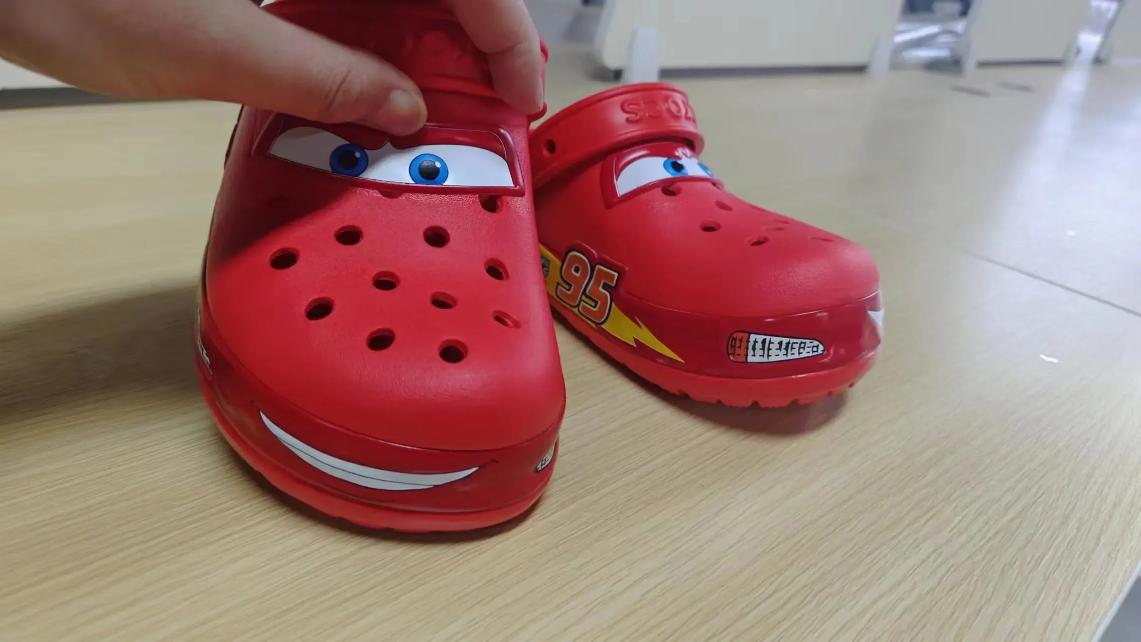 🚗 Ciabattine Sandali Impermeabili Cars – Con Luci LED di Saetta McQueen! ⚡👟